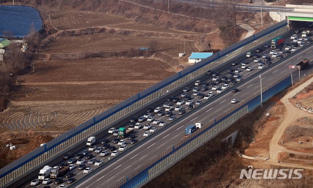 [평택=뉴시스] 이영환 기자 = 설 연휴를 하루 앞둔 23일 오후 경찰헬기에서 바라본 경기 평택시 서평택JC 인근 서해안고속도로 하행선에는 정체현상이 빚어지는 반면 상행선은 원활한 소통을 보이고 있다. (경찰헬기 조종사 = 서울청 항공대 경위 김홍규, 김두수) 2020.01.23. 20hwan@newsis.com