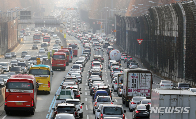 [서울=뉴시스]김근현 기자 = 설 연휴를 하루 앞둔 23일 오후 서울 서초구 잠원 IC 인근 경부고속도로 하행선이 꽉 막히고 있다. 2020.01.23. khkim@newsis.com