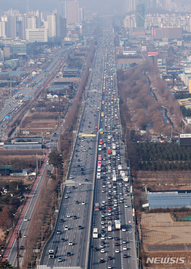 [용인=뉴시스] 이영환 기자 = 설 연휴를 하루 앞둔 23일 오후 경찰헬기에서 바라본 경부고속도로와 영동고속도로를 잇는 경기 용인시 신갈JC 인근 하행선은 정체를 빚는 반면 상행선은 원활한 소통을 보이고 있다. (경찰헬기 조종사 = 서울청 항공대 경위 김홍규, 김두수) 2020.01.23.&nbsp; 20hwan@newsis.com 