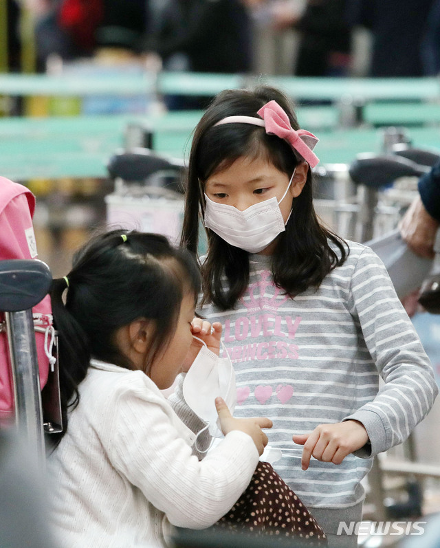 [인천공항=뉴시스]박미소 기자 = 지난 23일 오후 인천국제공항 제1여객터미널 출국장을 찾은 어린이들이 우한 신종 코로나바이러스 폐렴을 예방하기 위해 마스크를 쓰고 있다. 2020.01.23. misocamera@newsis.com
