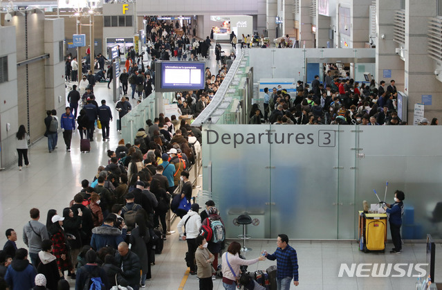 [인천공항=뉴시스]박미소 기자 = 코로나19 이전인 지난 2020년 1월23일 오후 인천국제공항 제1여객터미널 출국장이 해외로 출국하는 승객들로 북적이고 있다. 2022.05.01. misocamera@newsis.com