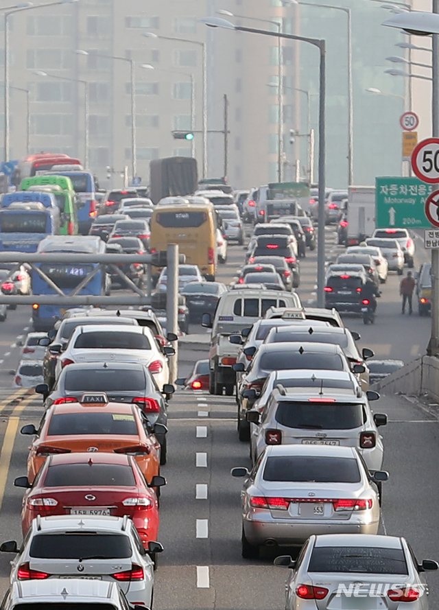 [서울=뉴시스]김근현 기자 = 설 연휴를 하루 앞둔 23일 오전 서울 용산구 한남대교 북단에서 남단으로 향하는 도로가 정체현상을 빚고 있다. 2020.01.23.khkim@newsis.com