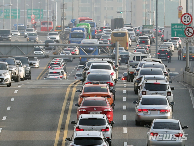 [서울=뉴시스]김근현 기자 = 설 연휴를 하루 앞둔 23일 오전 서울 용산구 한남대교 북단에서 남단으로 향하는 도로가 정체현상을 빚고 있다. 2020.01.23.khkim@newsis.com