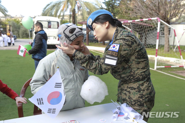 [서울=뉴시스]유엔 평화유지군으로 레바논 지역에서 감시 및 정찰활동, 민군작전 등의 임무를 수행하고 있는 동명부대 장병들이 설 명절을 앞두고 레바논 압바시아 알하난 장애인학교에서 열린 새해맞이 선물 기증 행사에 참석해 학생을 살피는 모습. (사진=합동참모본부 제공) 2020.01.25. photo@newsis.com