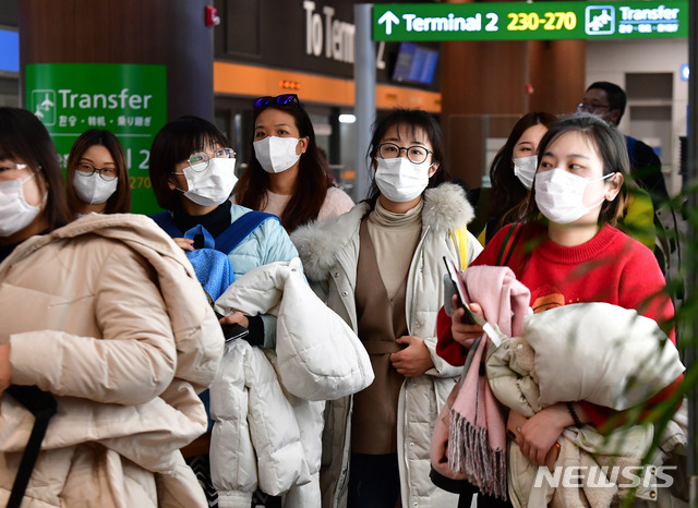 [인천공항=뉴시스] 박미소 기자 = 신종 코로나바이러스로 인한 ‘우한 폐렴’ 사망자가 중국에서 급증하는 가운데 23일 인천공항에서 탑승객들이 마스크를 쓴 채 걷고 있다. 2020.01.23. photo@newsis.com