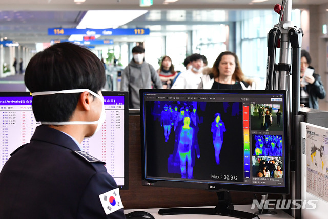 [인천공항=뉴시스] 박미소 기자 = 신종 코로나바이러스로 인한 ‘우한 폐렴’ 사망자가 중국에서 급증하는 가운데 23일 인천공항 고정 검역대에서 직원들이 열화상 모니터를 보고있다. 2020.01.23.&nbsp; photo@newsis.com 