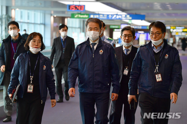 [인천공항=뉴시스] 박미소 기자 = 신종 코로나바이러스로 인한 ‘우한 폐렴’ 사망자가 중국에서 급증하는 가운데 23일 인천공항에서 박능후 보건복지부 장관이 설 명절을 앞두고 탑승동 검역 시스템을 점검하고 있다. 2020.01.23. photo@newsis.com