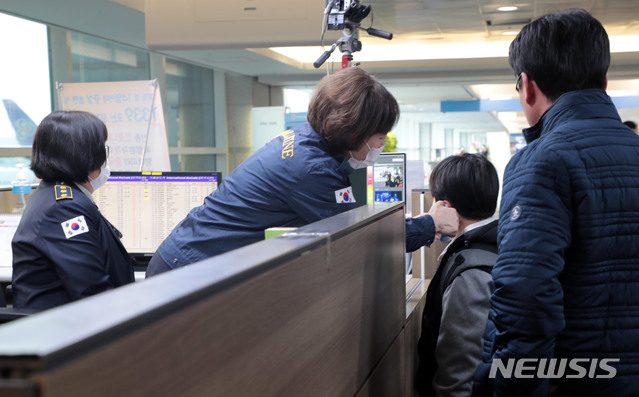 [인천공항=뉴시스]박미소 기자 = 중국발 신종 코로나바이러스로 인한 '우한 폐렴' 사망자가 중국에서 증가하는 가운데 23일 오후 인천국제공항을 통해 입국하던 한 어린이가 열감지 카메라에 감지돼 방역당국 직원이 체온계로 체온을 체크하고 있다. 2020.01.23.  photo@newsis.com