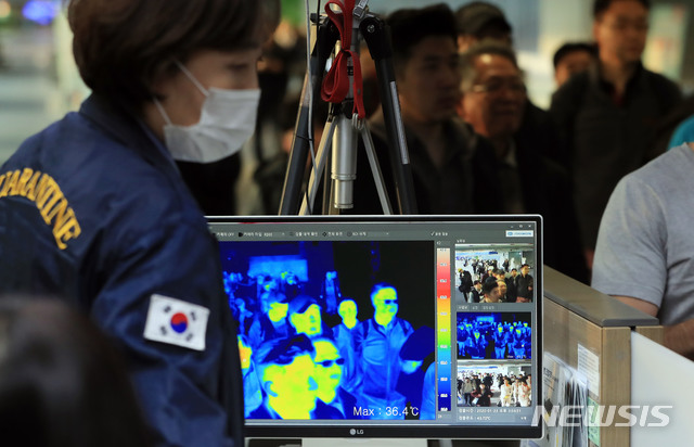 [인천공항=뉴시스]박미소 기자 = 중국발 ‘우한 폐렴’이 세계적으로 확산하는 가운데 23일 오후 인천국제공항 제1여객터미널 입국장에서 여행객들이 열화상카메라가 설치된 검역대를 통과하고 있다. 2020.01.23.&nbsp; photo@newsis.com