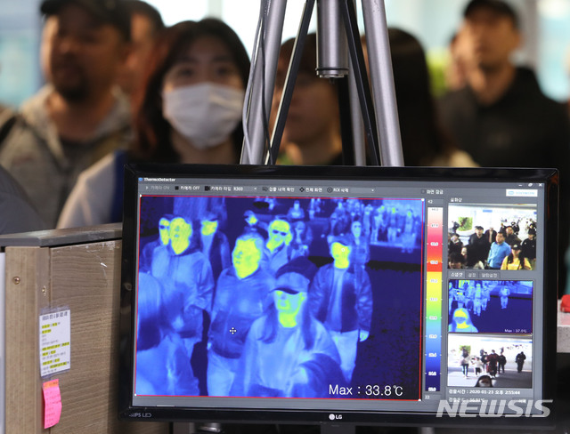 [인천공항=뉴시스]박미소 기자 중국발 신종 코로나바이러스로 인한 '우한 폐렴' 사망자가 중국에서 증가하는 가운데  마스크를 쓴 시민들이 지난 23일 오후 인천국제공항 제1여객터미널 입국장 고정 검역대 열화상 모니터 앞을 지나가고 있다. 2020.01.23.  misocamera@newsis.com