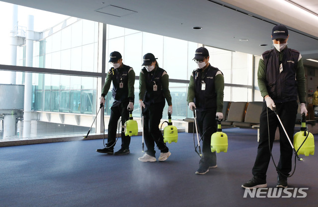 [인천공항=뉴시스]박미소 기자 = 중국발 신종 코로나바이러스로 인한 '우한 폐렴' 사망자가 중국에서 증가하는 가운데 23일 인천국제공항 제1여객터미널 입국장에서 인천국제공항 위생소독용역 직원들이 방역작업을 하고 있다. 2020.01.23. misocamera@newsis.com