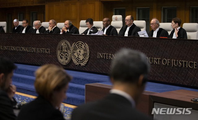 [헤이그=AP/뉴시스] 국제사법재판소 17인 재판부가 23일 '로힝야족에 대한 제노사이드 위험 보호조치' 판결에 임하고 있다&nbsp; 2020. 1. 23.&nbsp;&nbsp; 