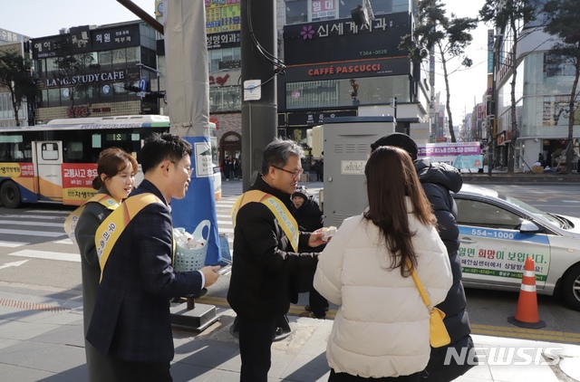 [홍성=뉴시스]충남농협 충남본부 길정섭 본부장과 직원들이 가축질병 예방 길거리 홍보활동을 벌이고 있다. 