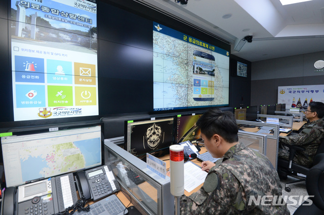 [성남=뉴시스]장세영 기자 = 20일 오전 경기도 성남 국군의무사령부에서 장병들이 의료종합상황센터 응급의료체계 및 원격의료 시연을 하고 있다. 2016.01.20. photo@newsis.com