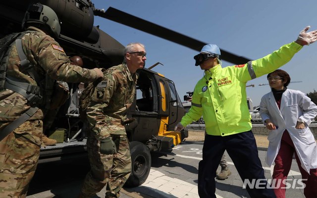 [수원=뉴시스]이정선 기자 = 키리졸브 훈련의 일환으로 미군 전시 대량 사상자 후송훈련(Dragon Lift 2017)이 실시된 15일 오후 경기 수원 아주대병원에서 이국종 경기남부 권역외상센터장과 미군 장병들이 환자를 이송하고 있다. 2017.03.15. ppljs@newsis.com 