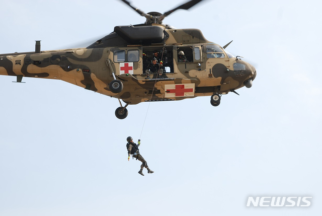 [서울=뉴시스]의무후송항공대 장병들이 호이스트를 이용한 환자인양훈련을 하는 모습. 2016.05.02. (사진=육군 제공) photo@newsis.com