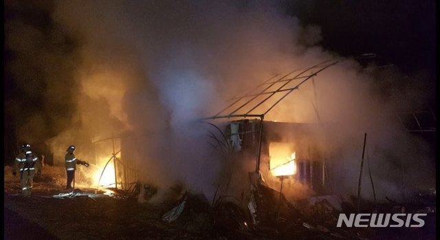 [이천=뉴시스] 23일 오후 11시3분께 경기 이천시 율면 주거용 컨테이너 화재 현장. 2020.1.24 (사진=경기소방재난본부 제공) photo@newsis.com