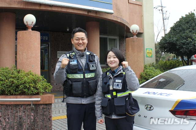[제주=뉴시스]강경태 기자 = 제주동부경찰서 오라지구대 김현웅 경사(왼쪽)과 이지연 순경이 오라지구대 앞에서 파이팅을 외치고 있다. 2019.01.25. ktk2807@newsis.com