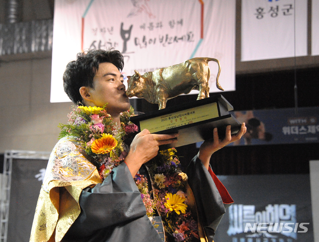 [서울=뉴시스] 이승호(수원시청)가 24일 충남 홍성군 홍주문화체육센터에서 열린 '위더스제약 2020 홍성설날장사씨름대회' 금강장사 결정전에서 임태혁을 3-1로 제압했다. (사진 = 대한씨름협회)