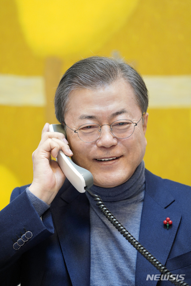 [서울=뉴시스]박영태 기자 = 문재인 대통령이 설 연휴 첫날인 24일 오전SBS 라디오 '아름다운 이 아침 김창완입니다'에 출연해 새해 인사를 전하고 있다.(사진=청와대 제공) 2020.01.24.photo@newsis.com