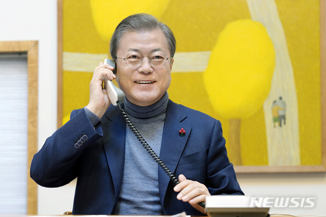 [서울=뉴시스]박영태 기자 = 문재인 대통령이 설 연휴 첫날인 24일 오전 SBS 라디오 '아름다운 이 아침 김창완입니다'에 출연해 새해 인사를 전하고 있다.(사진=청와대 제공) 2020.01.24.photo@newsis.com