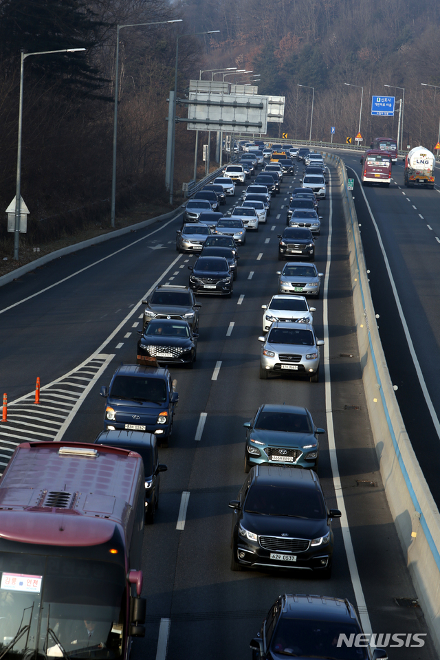 [원주=뉴시스] 김경목 기자 = 민족의 대이동이 시작된 설 연휴 첫째날 24일 오전 강원 원주시 영동고속도로 강릉 방향 원주 나들목(IC) 구간은 귀성 차량으로 교통량이 증가한 반면 인천 방면 도로는 한산한 모습이다. 2020.01.24.&nbsp; photo31＠newsis.com