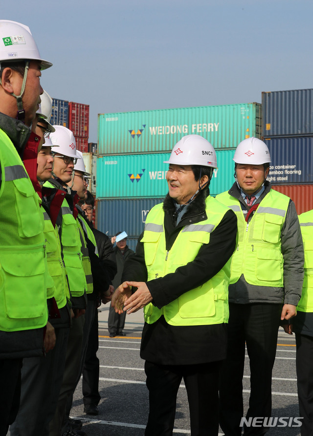 [인천=뉴시스]박주성 기자 = 정세균 국무총리가 설 연휴 첫날인 24일 오전 인천신항 선광 신컨테이너터미널을 방문해 관계자들과 인사를 나누고 있다. 2020.01.24. park7691@newsis.com