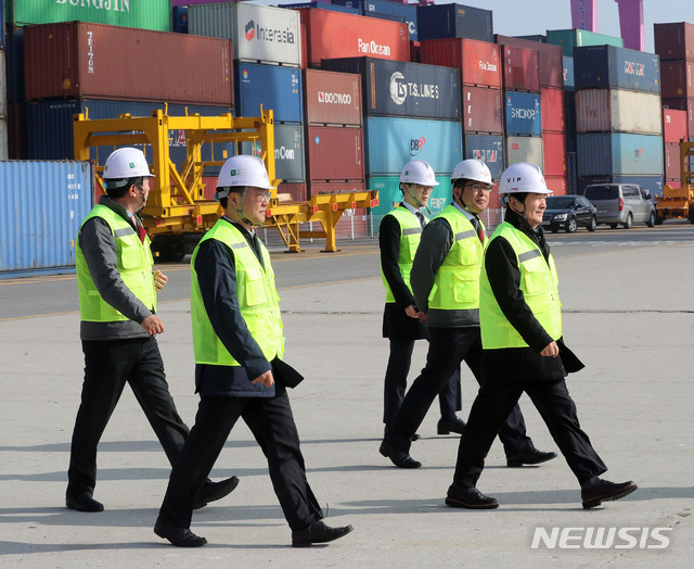 [인천=뉴시스]박주성 기자 = 정세균 국무총리가 설 연휴 첫날인 24일 오전 인천신항 선광 신컨테이너터미널을 방문하고 있다. 2020.01.24. park7691@newsis.com