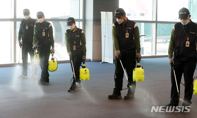 [인천공항=뉴시스]박주성 기자 = 중국발 신종 코로나바이러스로 인한 '우한 폐렴' 사망자가 중국에서 증가하는 가운데 24일 오전 인천국제공항 제1여객터미널 입국장에서 인천국제공항 위생소독용역 직원들이 방역작업을 하고 있다. 2020.01.24.  park7691@newsis.com