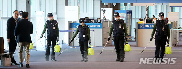 [인천공항=뉴시스]박주성 기자 = 중국발 신종 코로나바이러스로 인한 '우한 폐렴' 사망자가 중국에서 증가하는 가운데 지난 24일 오전 인천국제공항 제1여객터미널 입국장에서 인천국제공항 위생소독용역 직원들이 방역작업을 하고 있다. 2020.01.24.  park7691@newsis.com