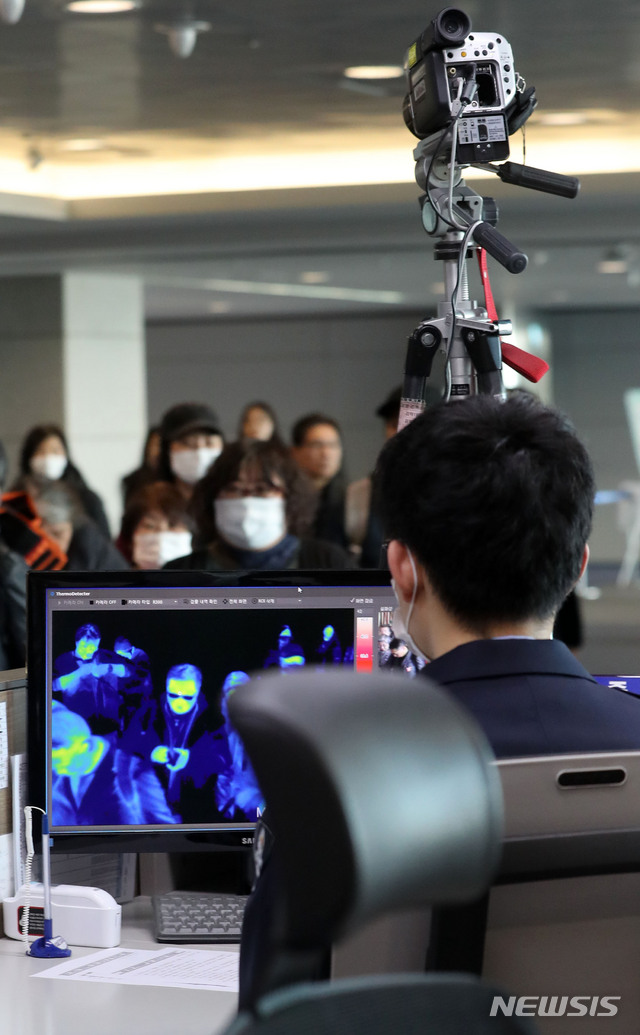 [인천공항=뉴시스] 박주성 기자 = 신종 코로나바이러스로 인한 ‘우한 폐렴’ 사망자가 중국에서 급증하는 가운데 24일 오전 인천공항 고정 검역대에서 직원들이 열화상 모니터를 보고있다. 2020.01.24. park7691@newsis.com