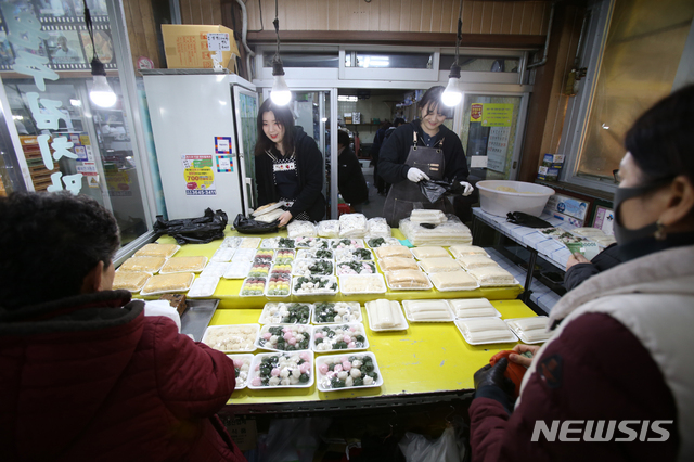 [원주=뉴시스] 김경목 기자 = 민족 최대의 명절인 설 연휴 첫날인 24일 오후 강원도 원주시민들이 원주시 중앙동 중앙시민 전통시장에서 차례상에 올릴 제수를 준비하고 있다. 2020.01.24. photo31＠newsis.com