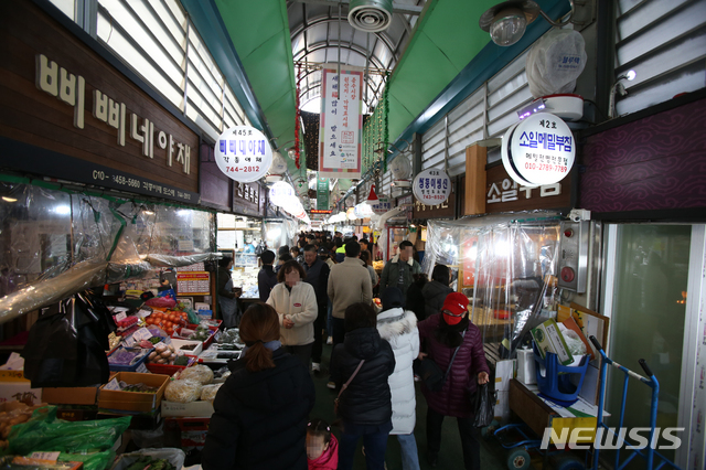 [원주=뉴시스] 김경목 기자 = 강원 원주시 중앙동 중앙시민 전통시장의 모습. photo31＠newsis.com 이 사진은 기사 내용과 직접적인 관련 없음