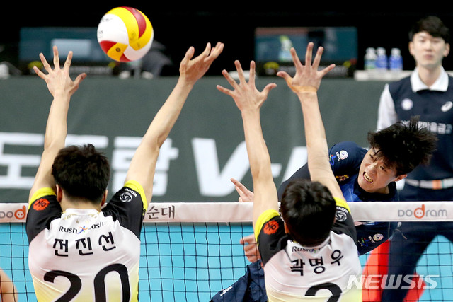 [서울=뉴시스] 최동준 기자 = 24일 안산상록수체육관에서 열린 도드람 2019-2020 V리그 한국전력 대 OK저축은행의 경기, 한국전력 구본승이 공격을 시도하고 있다. (사진=한국전력 배구단 제공) 2020.01.24. photo@newsis.com