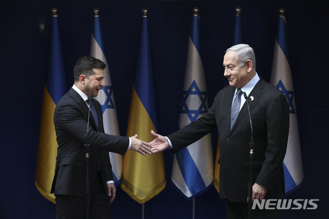 [예루살렘=AP/뉴시스] 이란과 전쟁 중인 베냐민 네타냐후 이스라엘 총리(오른쪽)가 볼로디미르 젤렌스키 우크라이나 대통령에게 요격 드론 협력과 관련해 회담을 제안한 것으로 알려졌다. 사진은 2020년 1월 이스라엘 예루살렘에서 만나 악수하고 있는 양국 정상. 2026.03.17.