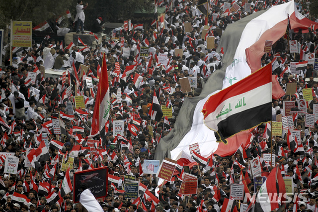 [바그다드=AP/뉴시스]24일(현지시간) 이라크 바그다드에서 강경 시아파를 중심으로 미군 철수를 요구하는 대규모 시위가 열린 모습. 2020.01.24. 