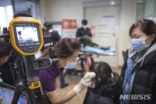 [서울=뉴시스] 최동준 기자 = 24일 서울 중랑구 서울의료원에서 의료진이 열감시 카메라와 체온계로 환자 및 면회객의 체온을 측정하고 있다. 서울의료원은 중국 우한시에서 시작된 신종 코로나바이러스에 대응하여 원내 면회객 관리를 메르스 수준으로 강화한다고 밝혔다. (사진=서울의료원 제공) 2020.01.24.  photo@newsis.com 