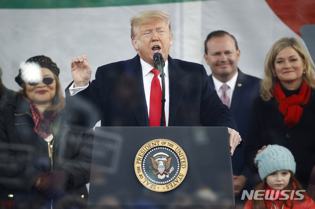 [워싱턴DC=AP/뉴시스]도널드 트럼프 미국 대통령이 지난 1월24일(현지시간) 워싱턴DC에서 열린 낙태 반대 집회 '생명을 위한 행진(March for Life)'에 참석해 연설하고 있다. 2020.07.14