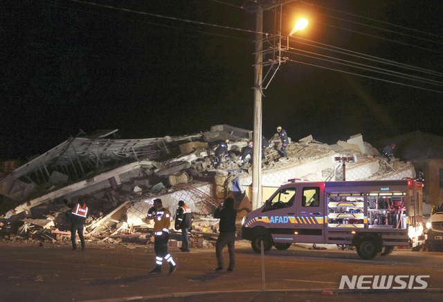 [엘라지우=AP/뉴시스]터키 동부 엘라지우 지역에서 24일(현지시간) 규모 6.5의 지진이 발생했다. 구조대원들이 무너진 건물을 수색하고 있다. 2020.01.25.