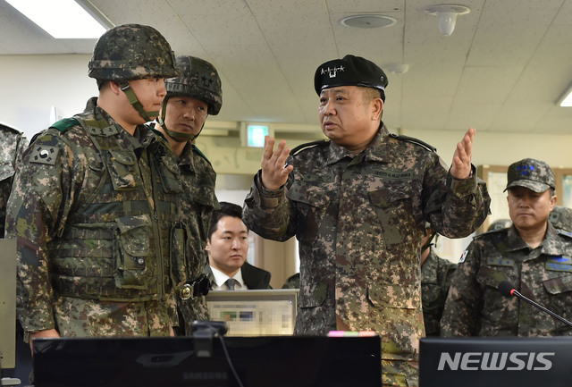 [서울=뉴시스]박미소 기자 = 박한기(가운데) 합참의장이 설 연휴 첫날인 지난 24일 해안 경계부대를 방문해 현장을 점검하고 있다. (사진=합동참모본부 제공) 2020.01.25.&nbsp; photo@newsis.com