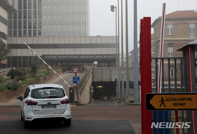 [파리=AP/뉴시스] 프랑스 보건부 산하 질병관리국(DGS)은 28일(현지시간) 프랑스에서 신종 코로나바이러스 감염증(우한 폐렴) 확진 환자가 4명으로 늘었다고 발표했다. 네 번째 확진 환자는 중국에서 온 80대 관광객으로 현재 위중한 상태다. 사진은 지난 25일 파리 비샤 병원에 구급차가 들어서는 모습. 2020.1.29.