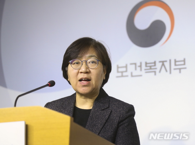 [서울=뉴시스]정은경 질병관리본부장이 26일 오후 5시 정부세종청사에서 '우한 폐렴'으로 불리는 신종 코로나 바이러스 세 번째 확진자 관련 브리핑을 하고 있다.(사진=질병관리본부 제공) 2020.01.26. photo@newsis.com