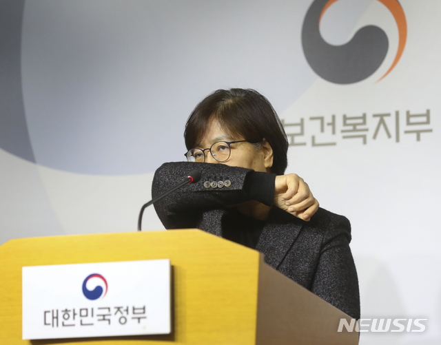 [서울=뉴시스]정은경 질병관리본부장이 26일 오후 5시 정부세종청사에서 '우한 폐렴'으로 불리는 신종 코로나 바이러스 세 번째 확진자 관련 브리핑을 하면서 기침 시 개인위생수칙을 선보이고 있다.(사진=질병관리본부 제공) 2020.01.26. photo@newsis.com 