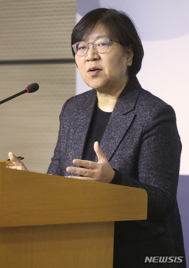 [서울=뉴시스]정은경 질병관리본부장이 26일 오후 5시 정부세종청사에서 '우한 폐렴'으로 불리는 신종 코로나 바이러스 세 번째 확진자 관련 브리핑을 하고 있다.(사진=질병관리본부 제공) 2020.01.26. photo@newsis.com&nbsp; 