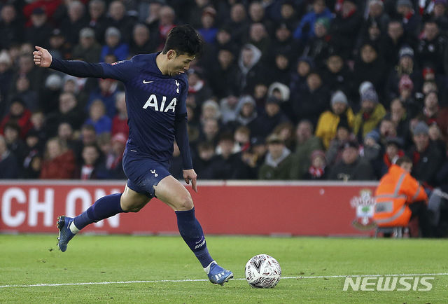 [사우샘프턴=AP/뉴시스]손흥민이 25일(현지시간) 영국 사우샘프턴의 세인트 메리스 스타디움에서 열린 2019-20 잉글랜드 FA컵 4라운드 사우샘프턴과의 경기 후반 13분 선제골을 넣고 있다. 토트넘은 후반 42분 동점을 허용하며 무승부를 거둬 재경기를 통해 16강 진출을 겨룬다. 2020.01.26.