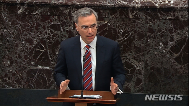 [워싱턴=AP/뉴시스]팻 시펄로니 백악관 법률고문이 25일(현지시간) 의회에서 열린 도널드 트럼프 대통령 탄핵심리에서 대통령 측 방어 주장을 펴고 있다. 2020.01.26.