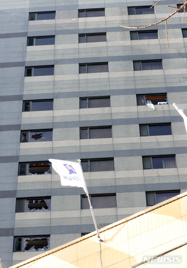 [서울=뉴시스] 전진환 기자 = 26일 오전 지하에서 원인을 알 수 없는 화재가 발생한 서울 중구 장충동 그랜드 앰배서더 호텔 창문 곳곳이 깨져 있다. 화재는 오전 4시 51분께 발생해 오전 10시경에 상황이 종료됐다. 화재 연기를 들이마신 투숙객과 호텔직원등 37명이 병원으로 옮겨졌고 600여명이 대피했다. 2020.01.26. amin2@newsis.com