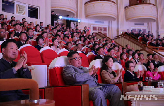 [서울=뉴시스] 북한 노동신문은 지난 26일 김정은 국무위원장의 설명절 기념 공연 관람 보도에서 고모인 김경희 전 노동당 비서도 동석했다고 전했다. (사진=노동신문 캡쳐) 2020.01.26 photo@newsis.com