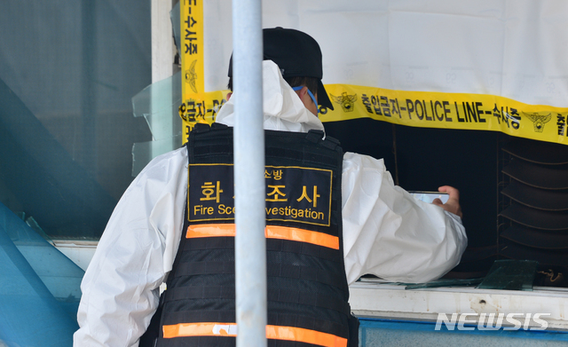 [해남=뉴시스]변재훈 기자 = 경찰과 국립과학수사연구원 등으로 꾸려진 합동감식반이 26일 오후 전남 해남 현산면 외국인 근로자 숙소 화재 현장에서 합동 감식을 벌이기 위해 주택에 들어가고 있다. 앞서 전날 오후 3시37분께 이 숙소에서 발생한 불로 태국인 국적의 근로자 3명이 숨졌다. 2020.01.26. wisdom21@newsis.com