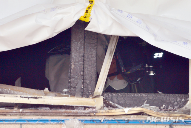 [해남=뉴시스]변재훈 기자 = 경찰과 국립과학수사연구원 등으로 꾸려진 합동감식반이 26일 오후 전남 해남 현산면 외국인 근로자 숙소 화재 현장에서 합동 감식을 벌이기 위해 주택에 들어가고 있다. 앞서 전날 오후 3시37분께 이 숙소에서 발생한 불로 태국인 국적의 근로자 3명이 숨졌다. 2020.01.26.&nbsp; wisdom21@newsis.com